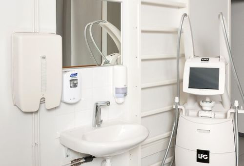 Baterie łazienkowe dedykowane placówkom medycznym - jakie właściwości muszą posiadać